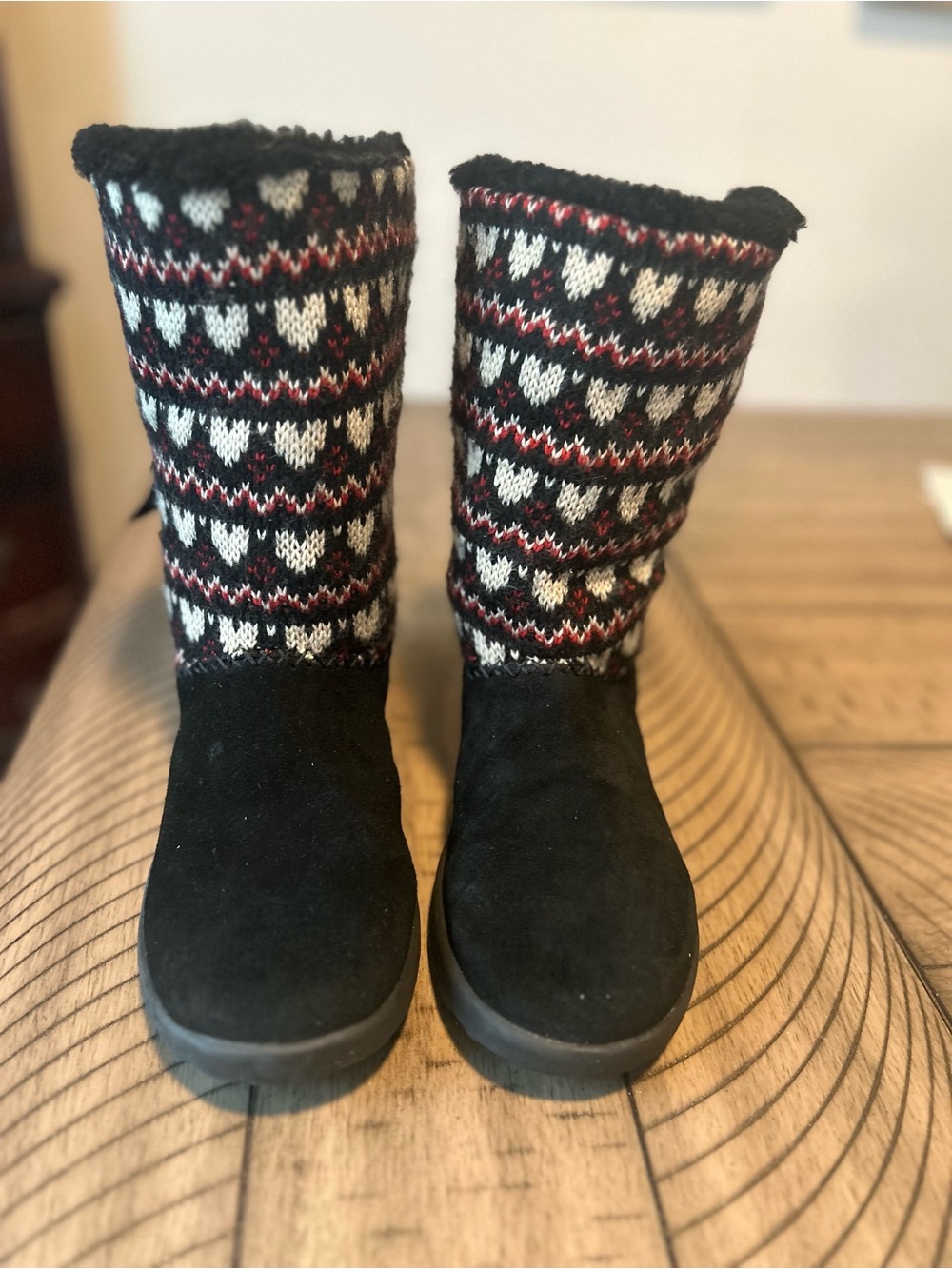 Ugg Heart Knotty boots size 4